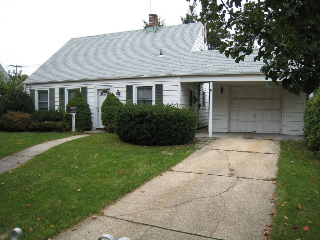 Picture of: Peacock Ln, Levittown, NY 1176  Zillow